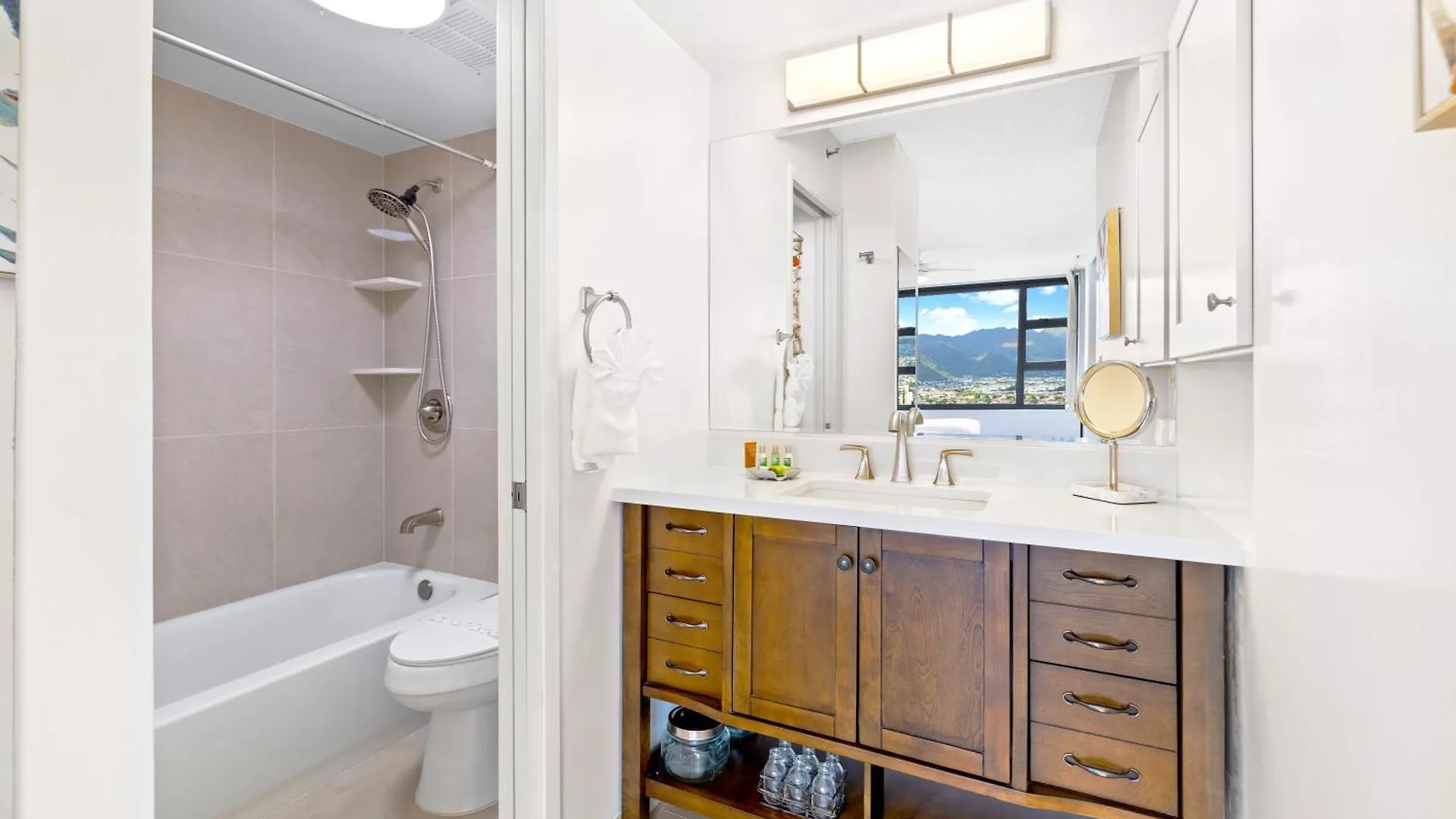 Tropical Bliss, Mountain View Condo Near Waikiki Beach With Free Parking Honolulu Apartment